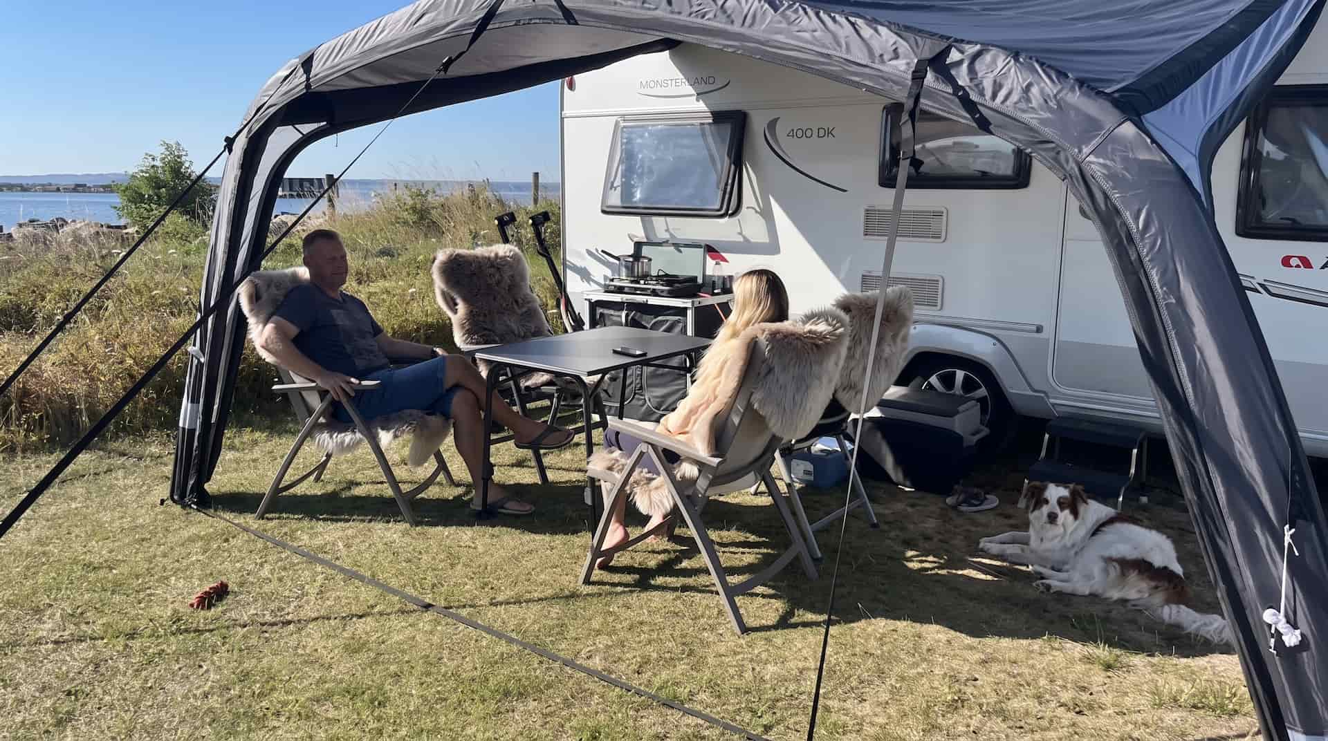 Campister hygger sig i forteltet på Storebælt Camping