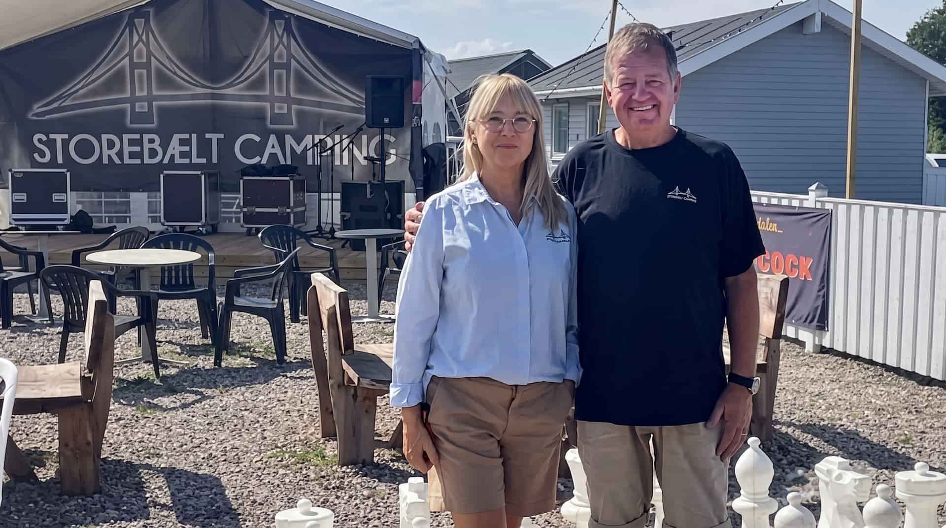 Lejrcheferne Ulrich og Dorthe Helledie på festpladsen ved Storebælt Camping