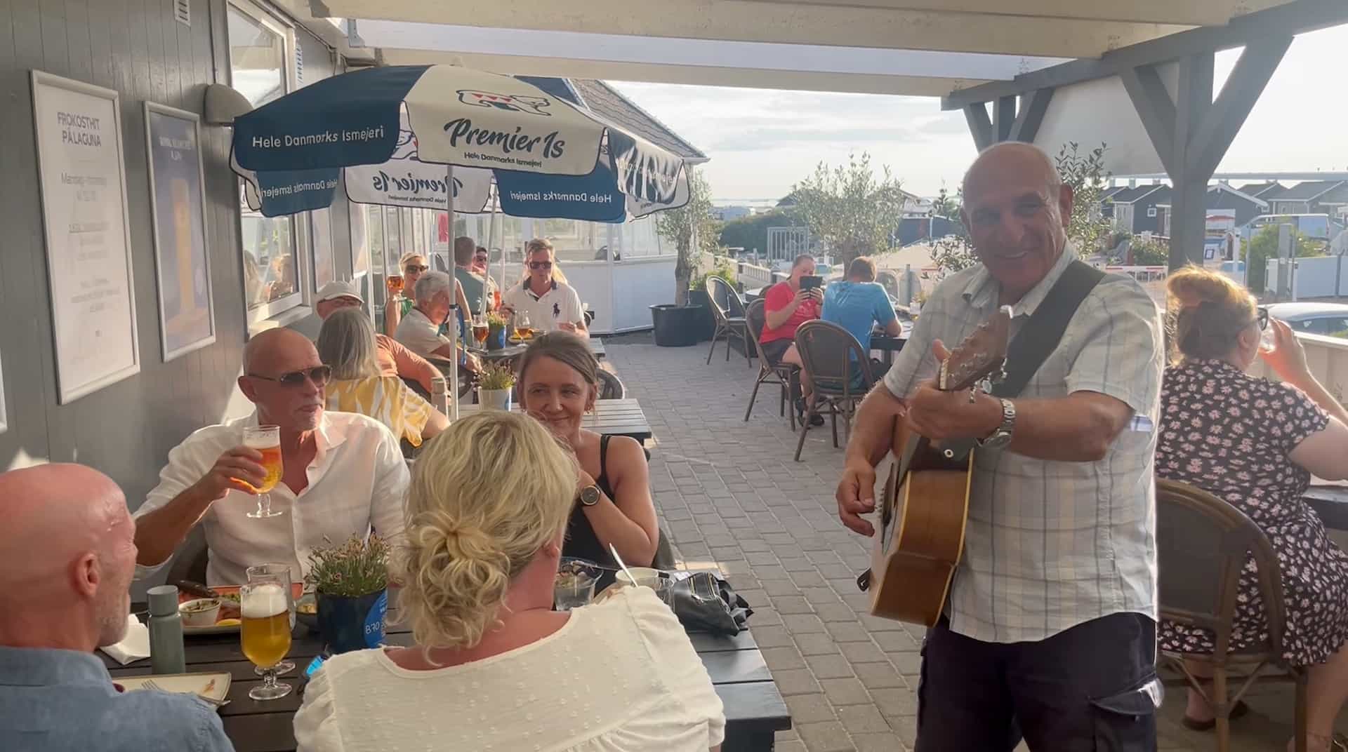 Musiker optræder på Restaurant Laguna på Storebælt Camping i Korsør. 