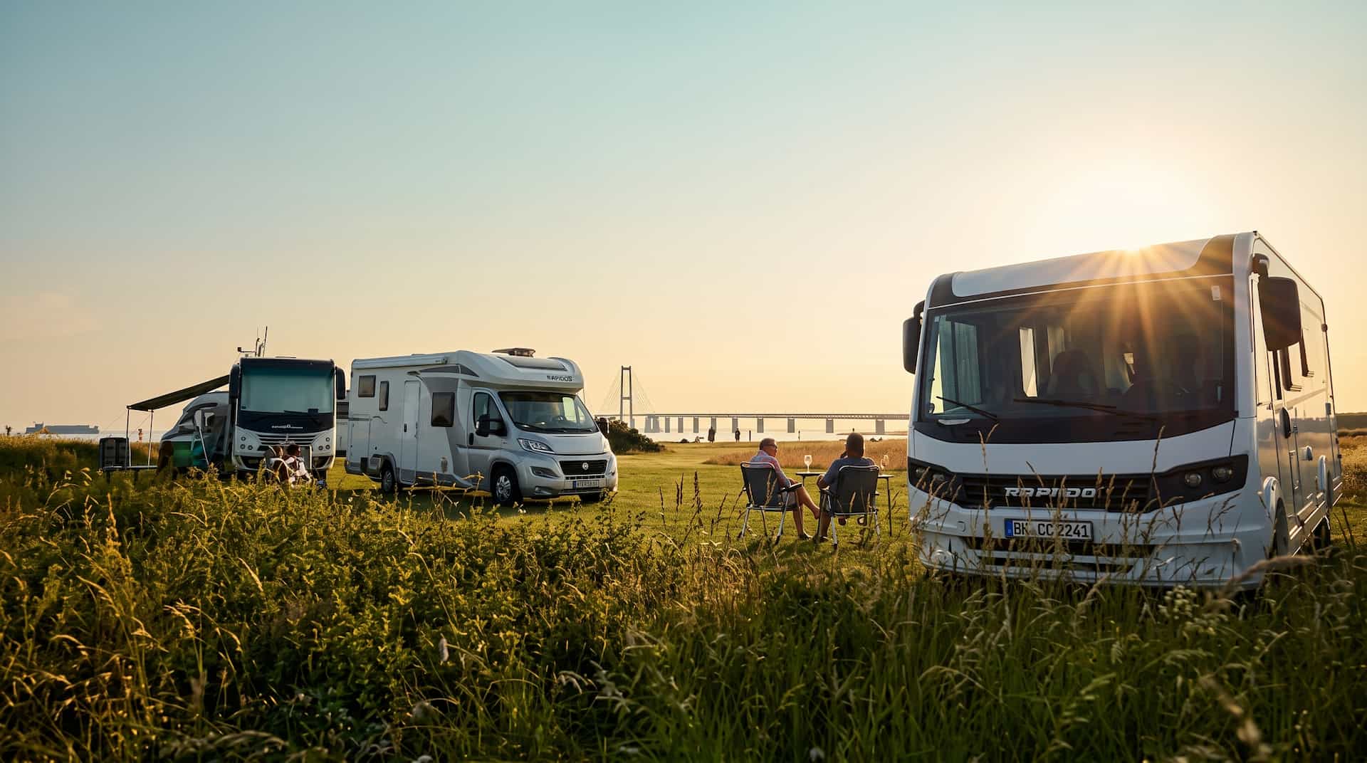 Autocampere i solnedgang på Storebælt Camping