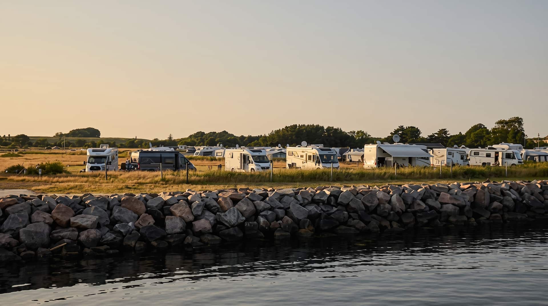 Autocamperplads med mange autocampere en sommeraften på Storebælt Camping