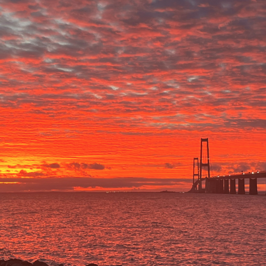 Sotebæltsbroen i smuk rød solnedgang set fra Storebælt Camping i Korsør.