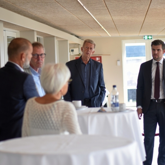 Vej-, Land- og Kirkeminister Morten Dahlin (V) lagde vejen forbi Storebælt camping for at understrege betydningen af samarbejde mellem kommunerne og Destination Sjælland.