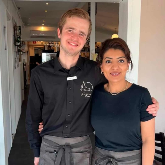Keezah og hendes trofaste medarbejder Jonathan poserer i Restaurant Laguna