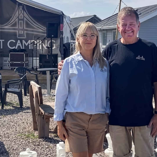 Lejrcheferne Ulrich og Dorthe Helledie på festpladsen ved Storebælt Camping