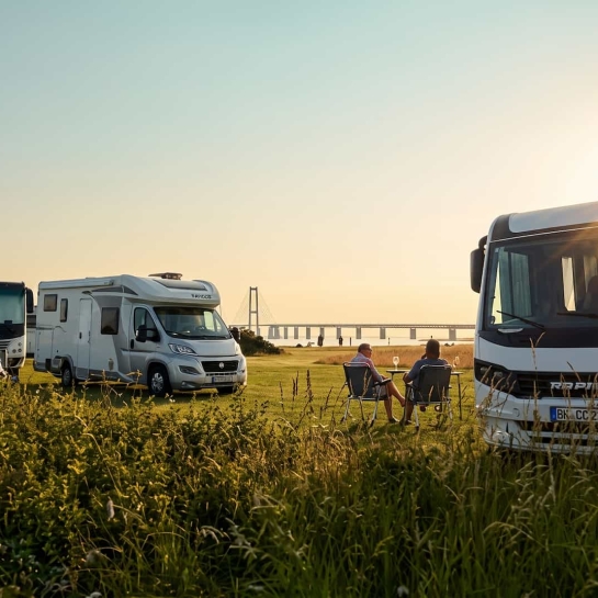 Autocampere i solnedgang på Storebælt Camping