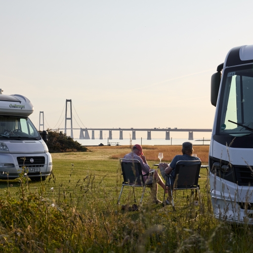 Autocamper i aftensolen med udsigt til Storebæltsbroen