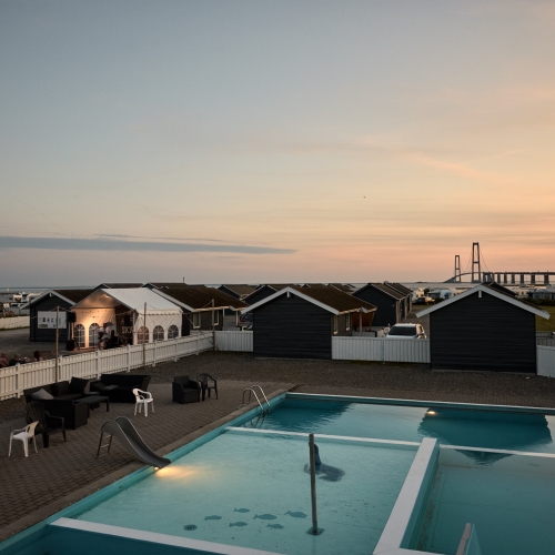 Vandland og campingplads i aftensolen