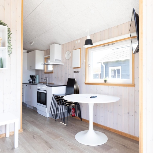 Spisestue og køkken i 30m2 hytte på Storebælt Camping