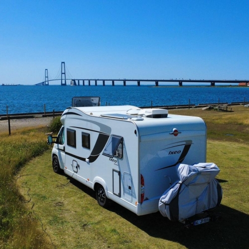 Autocamper med havudsigt og udsigt til Storebøltsbroen på Storebælt Camping