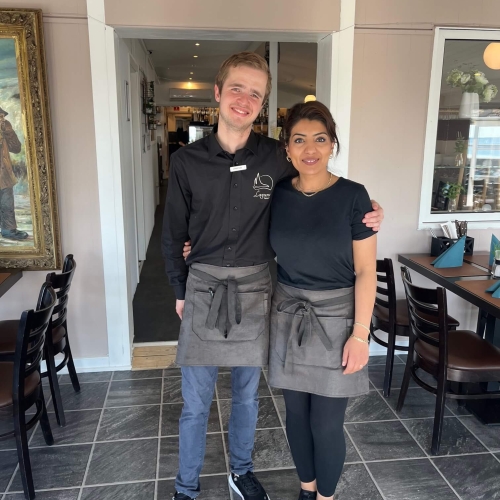 Keezah og hendes trofaste medarbejder Jonathan poserer i Restaurant Laguna