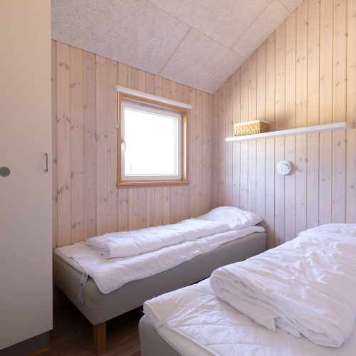 soveværelse med ro senge i hytte på 25m2 på Storebælt Camping