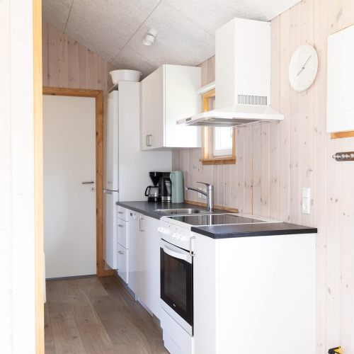 Køkkenet i 30m2 hytte på Storebælt Camping