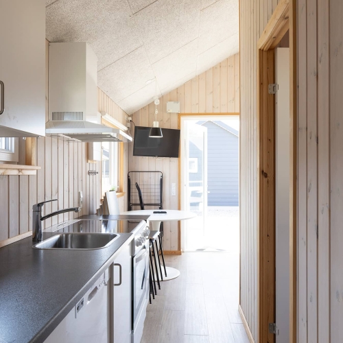 Køkken set fra gangen i 30m2 hytte på på Storebælt Camping