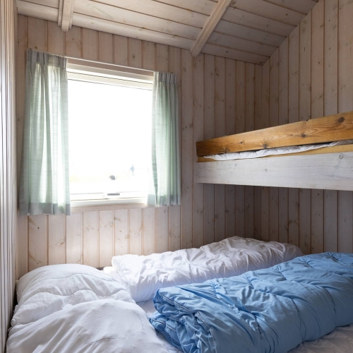 Soverum med plads til tre personer i hytte på 25m2 på Storebælt Camping