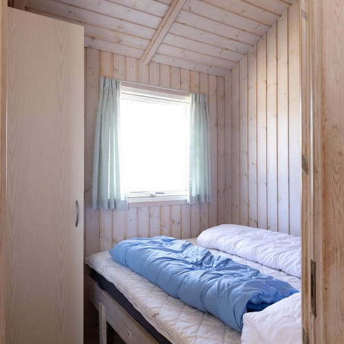 Soverum med to senge i lyst soveværelse hytte på 25m2 på Storebælt Camping