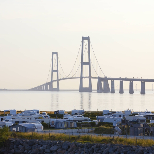 Motorbåd lagt til ved Storebælt Camping med udsigt til Storebæltsbroen