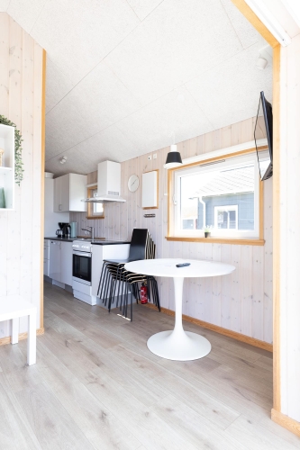 Spisestue og køkken i 30m2 hytte på Storebælt Camping