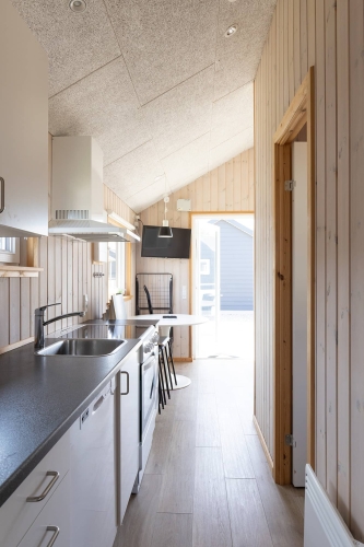 Køkken set fra gangen i 30m2 hytte på på Storebælt Camping
