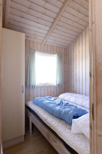 Soverum med to senge i lyst soveværelse hytte på 25m2 på Storebælt Camping