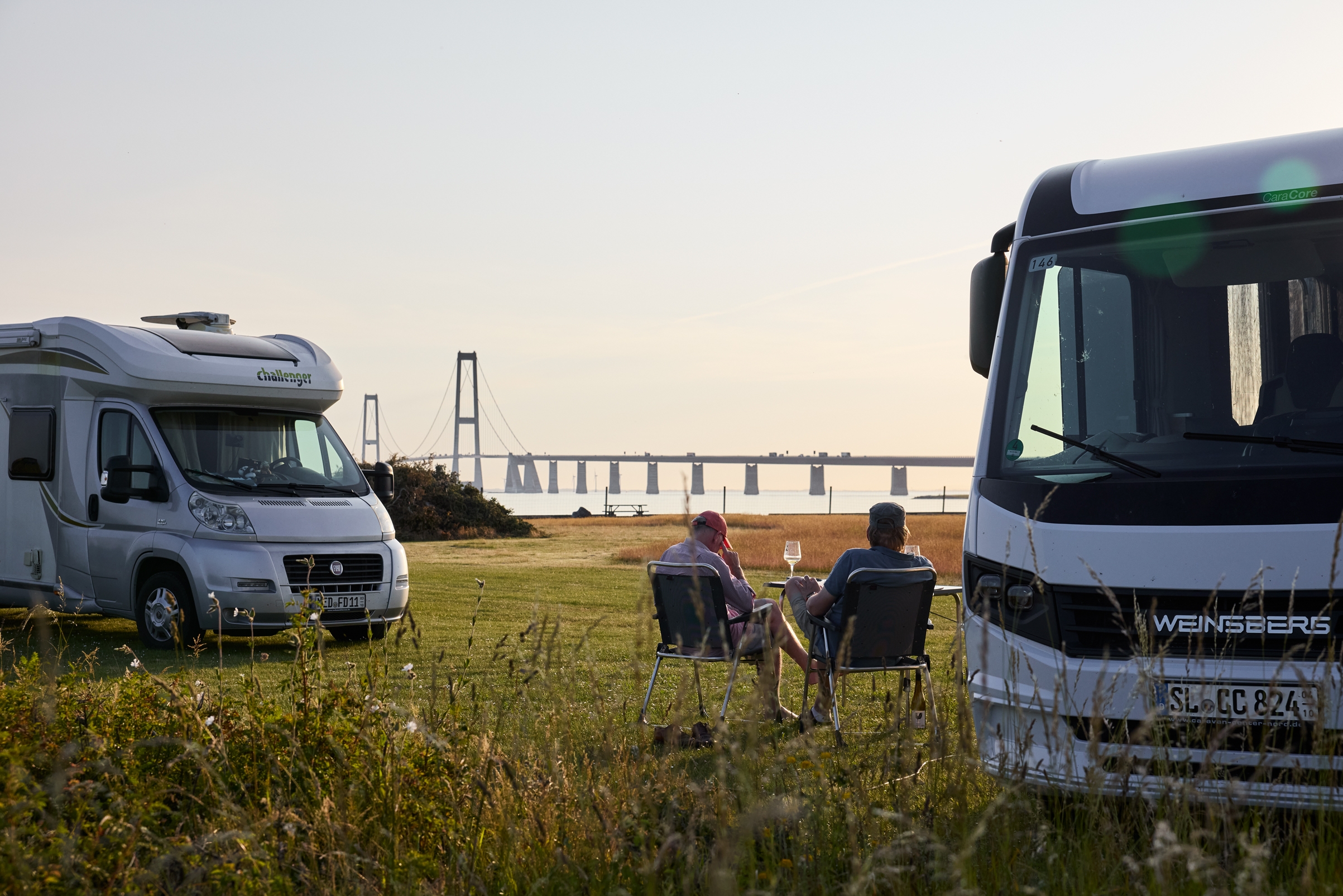 Autocamper i aftensolen med udsigt til Storebæltsbroen