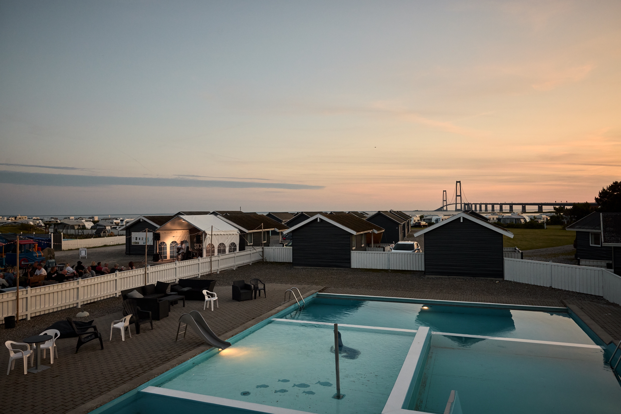 Vandland og campingplads i aftensolen