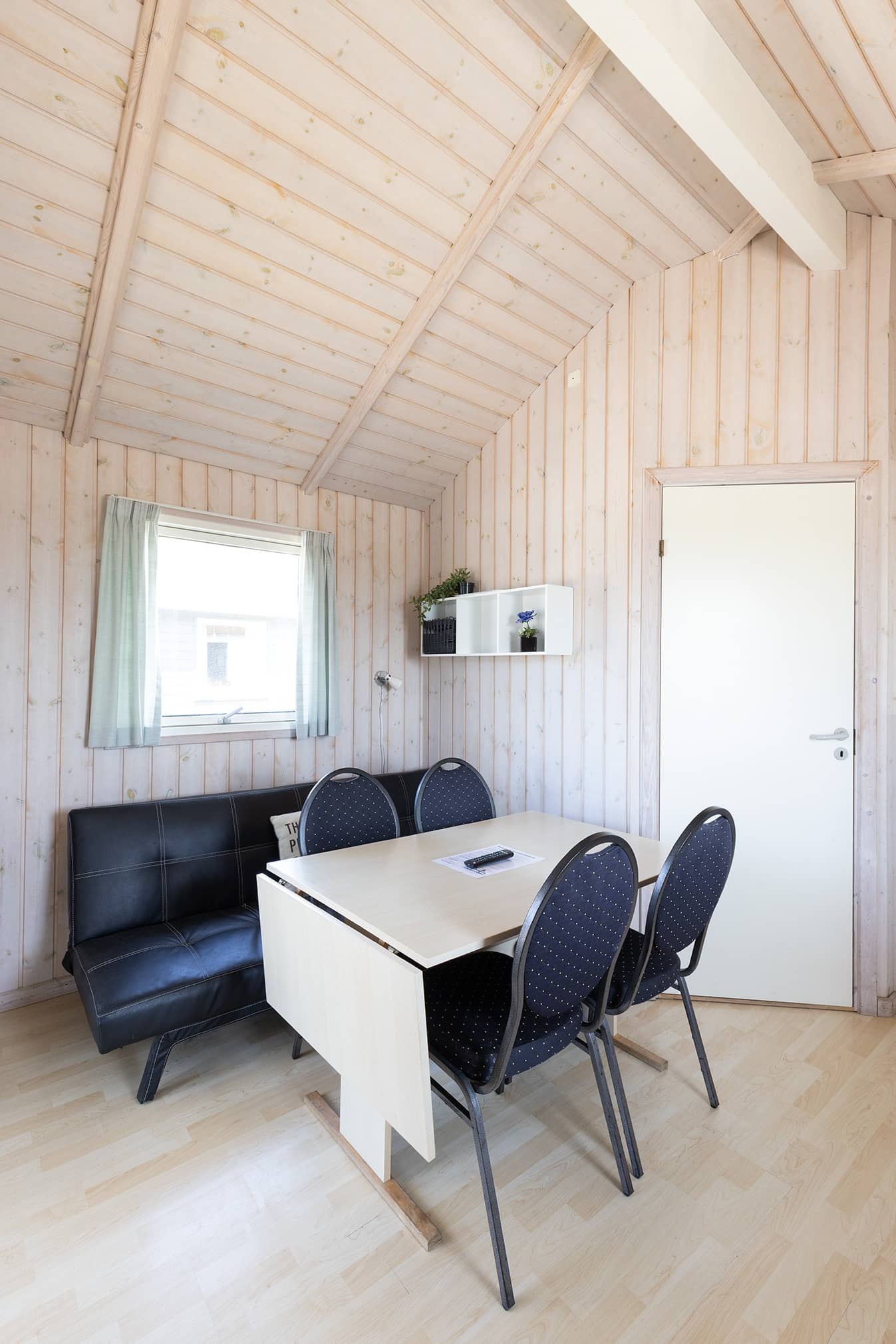 Sofa og spisebord i hytte på 25m2 på Storebælt Camping