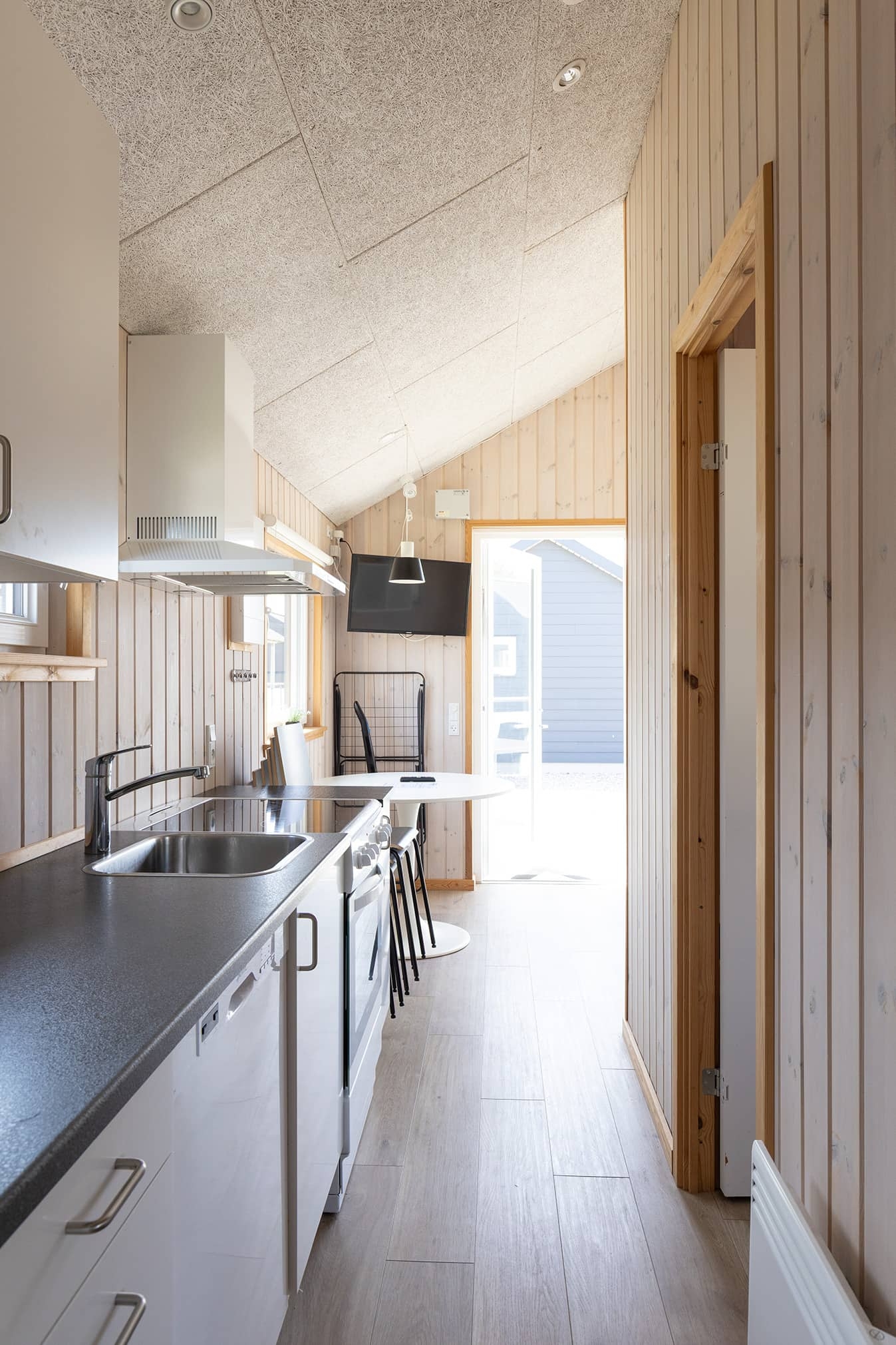 Køkken set fra gangen i 30m2 hytte på på Storebælt Camping