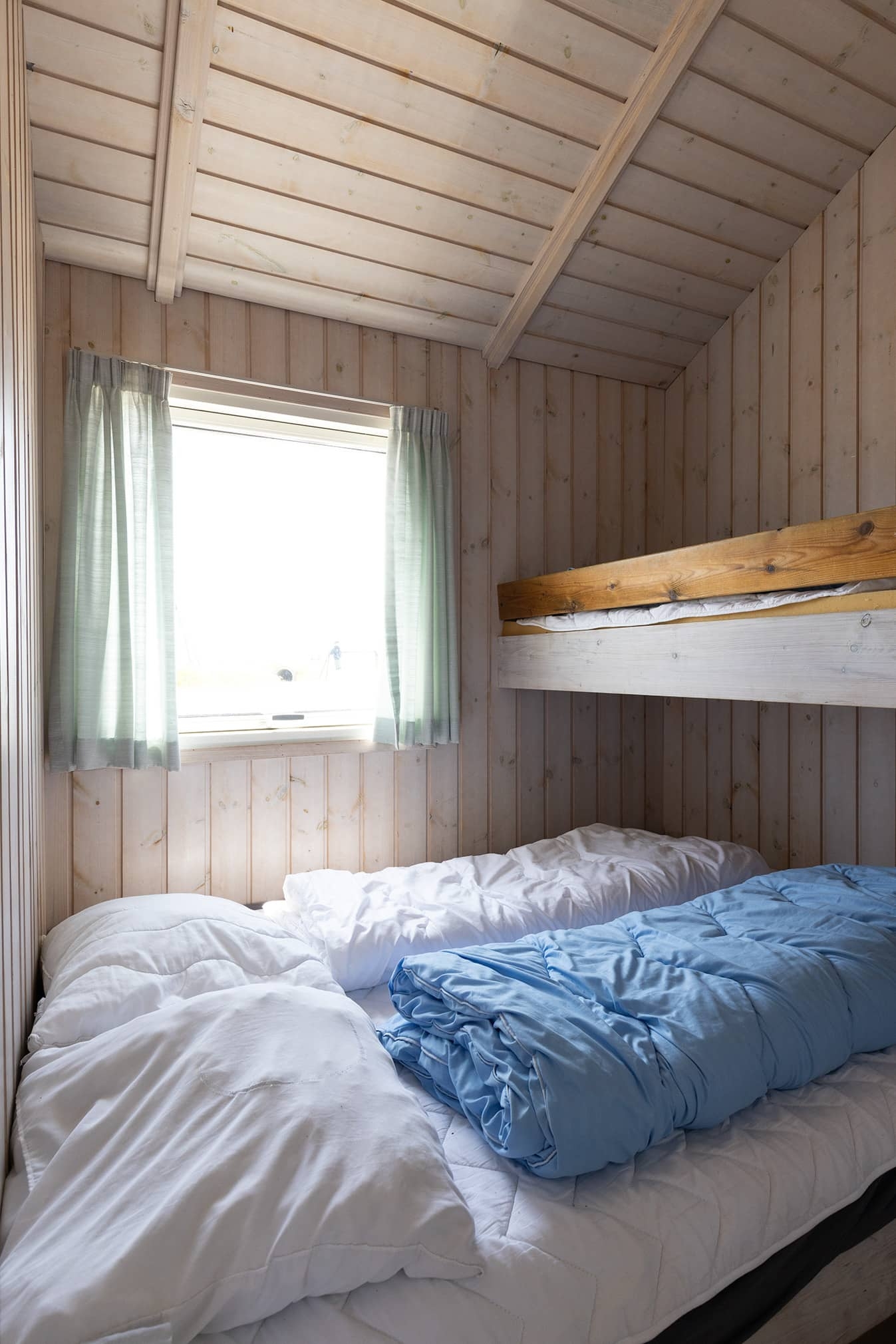 Soverum med plads til tre personer i hytte på 25m2 på Storebælt Camping