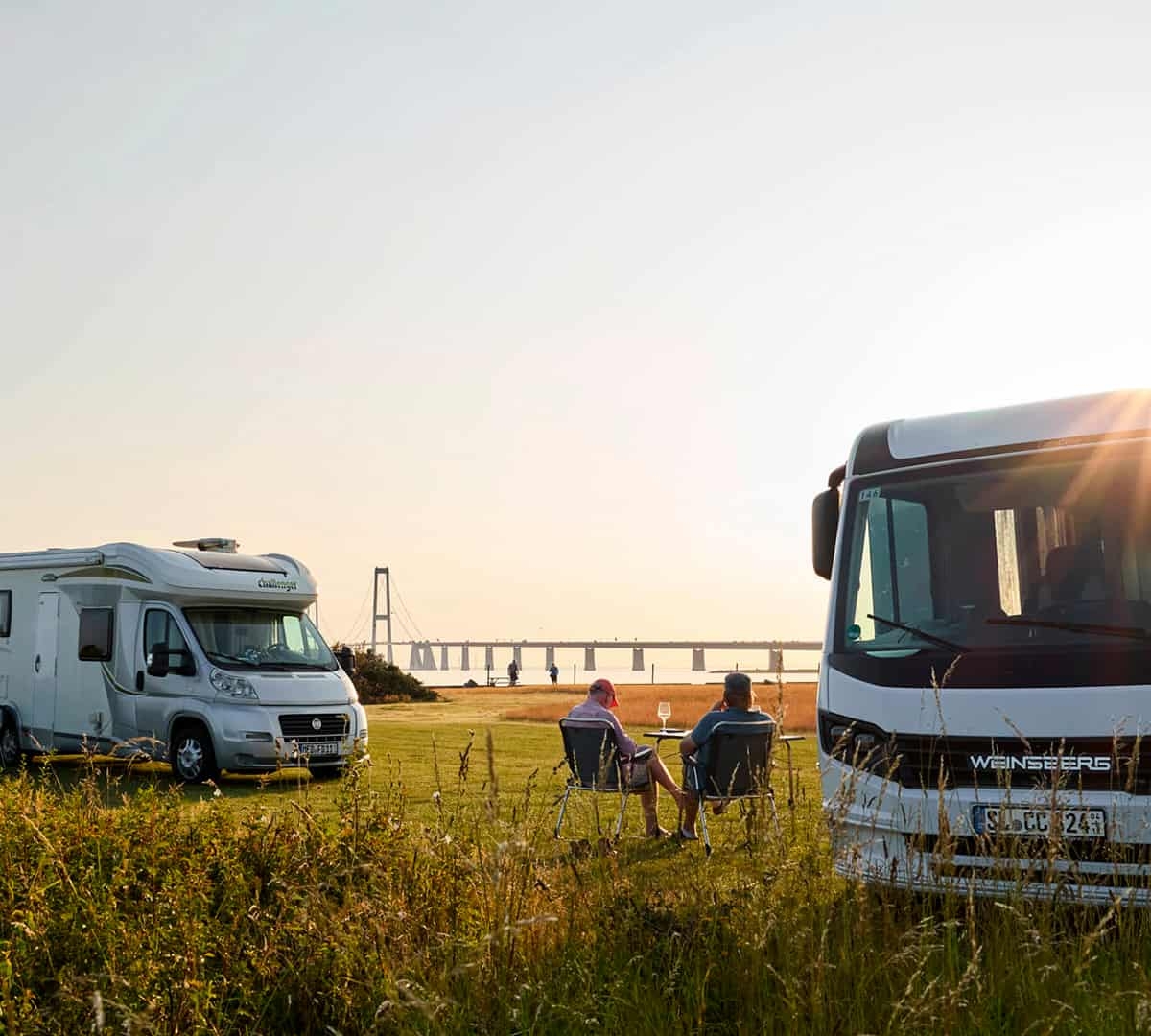 Autocampergæster nyder aftensolen på Storebælt Camping i Korsør